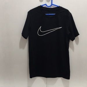 Nike boys Dri-fit T-shirt . Athletic fit.